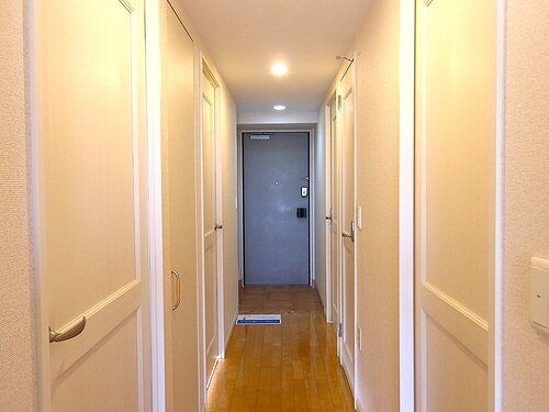 エクシオ中浦和レジデンス6階 廊下から玄関　※2025年10月撮影