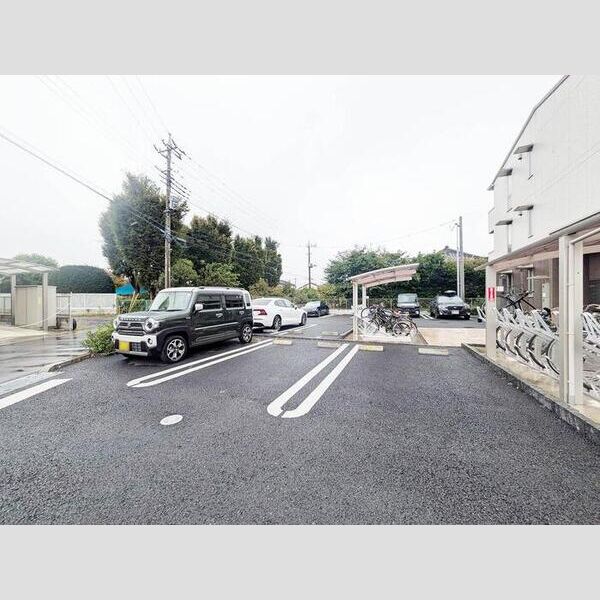 オークリーフ三郷　B棟205号室 駐車場