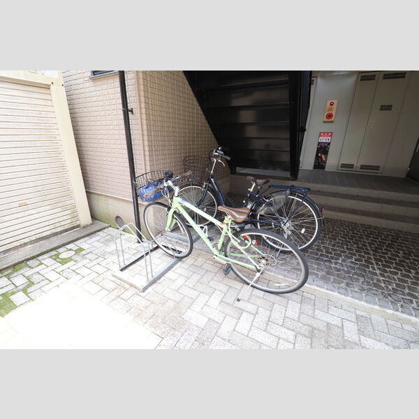 コンフォート嵯峨102号室 駐輪場