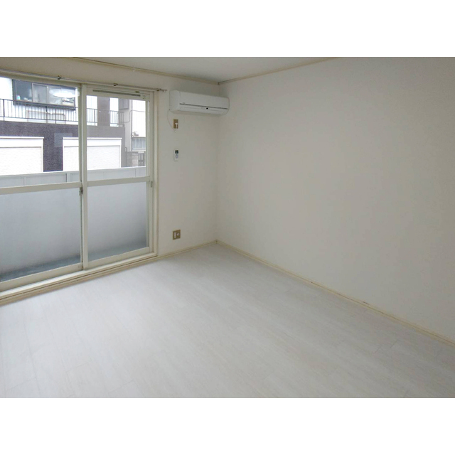 レピュート高岡C103号室 リビング