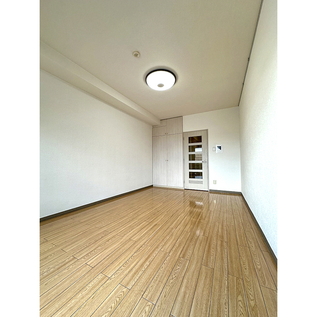 ソレイユ藤が丘204号室 8.4帖の広々使えるお部屋です。