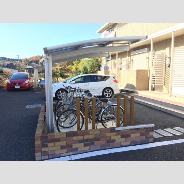 ウィステリア・ドゥーエ・ウーノ　ウーノ201号室 屋根付駐輪場