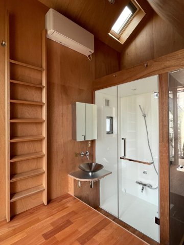 隙間の家 室内のシャワールームも付いている