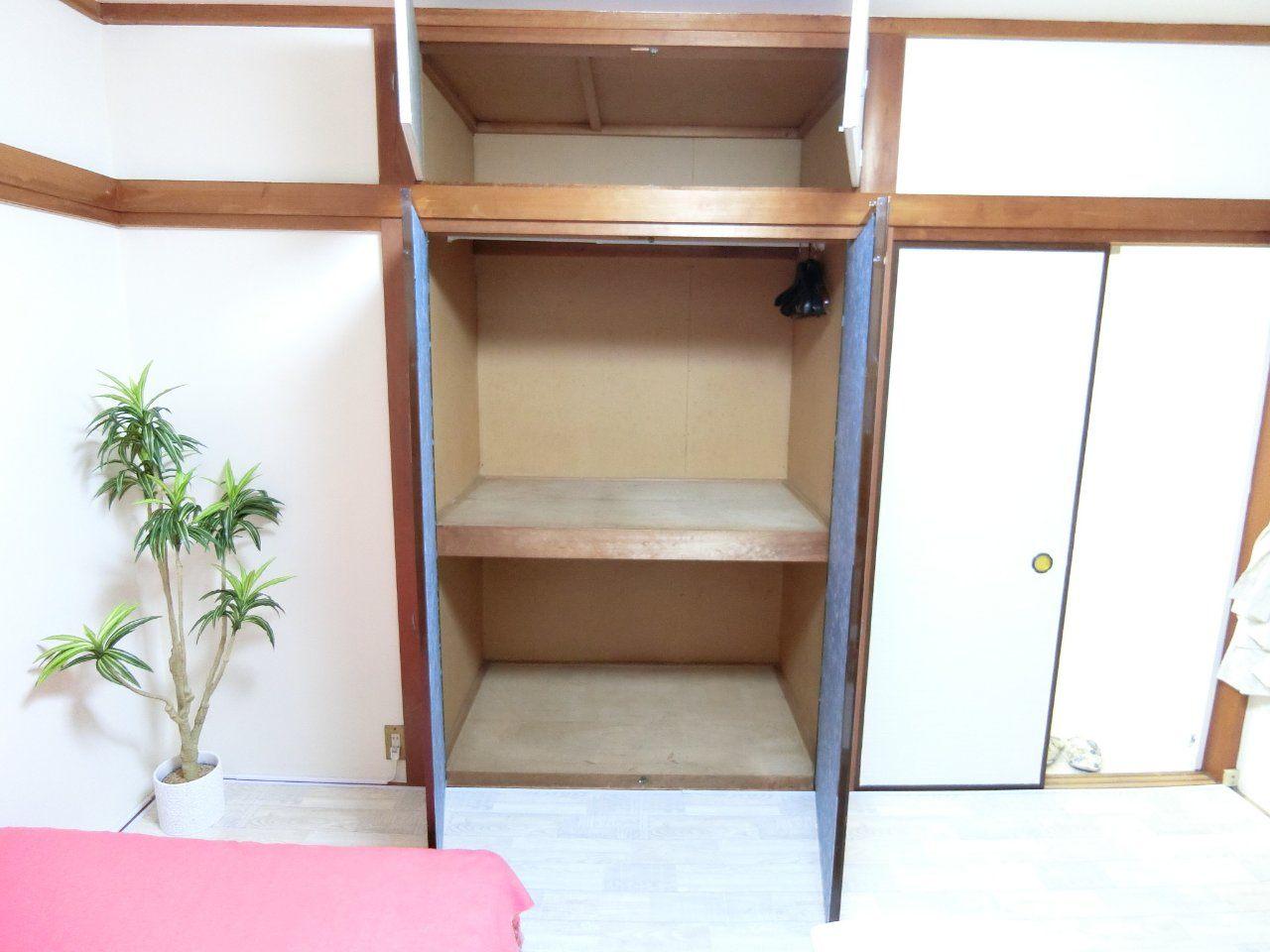 サンホワイト クローゼットと押入れ天井までの天袋と収納量多くお部屋すっきり