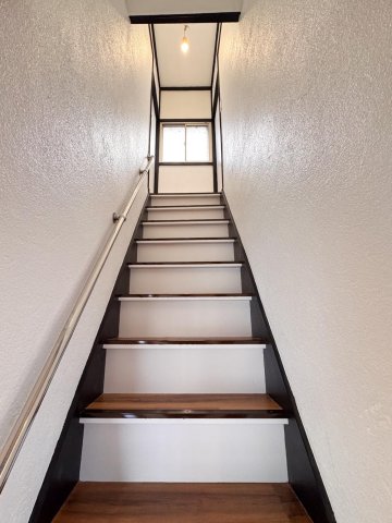 デザイナーズリノベ戸建て 手すりがあるので安心