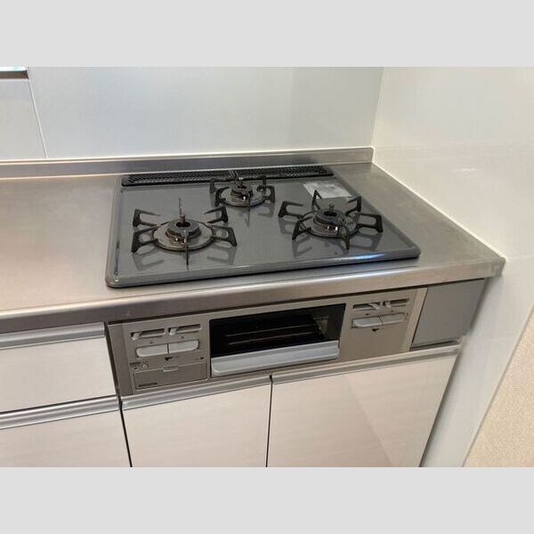 コンフォルトカーサ101号室 3口ガスコンロ