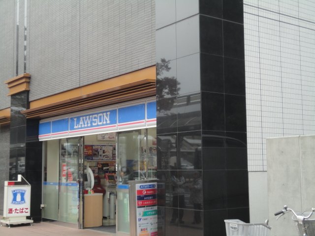 ジャスティ不動ヶ岡 ローソンアパホテル京成成田駅前店まで488ｍ