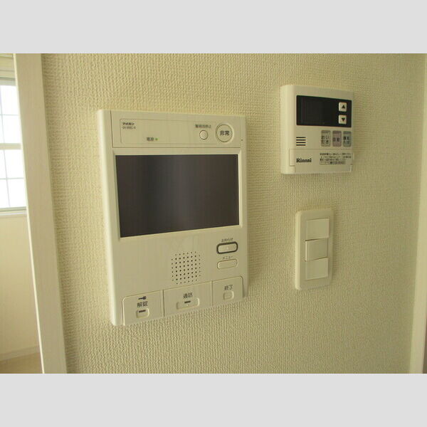 Dame Blanche(ダム ブランシェ)～白い貴婦人～ 201(TVインターホン、給湯器リモコン)