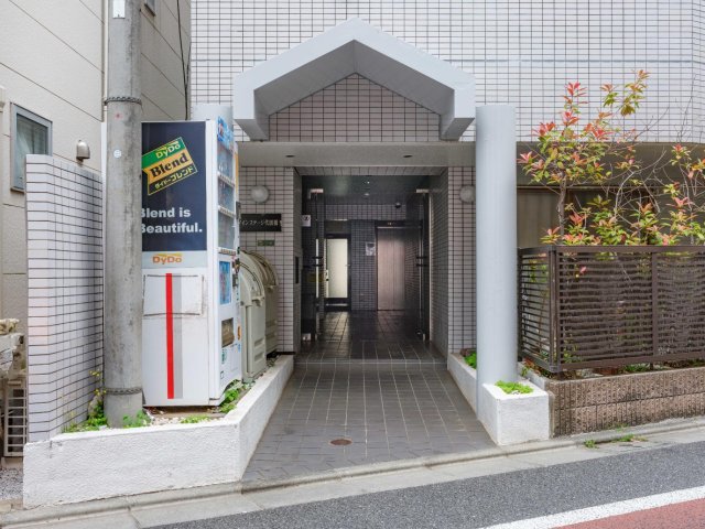 メインステージ代田橋203号室 屋根付きポーチエントランス。防犯カメラで来訪者を遠隔監視。