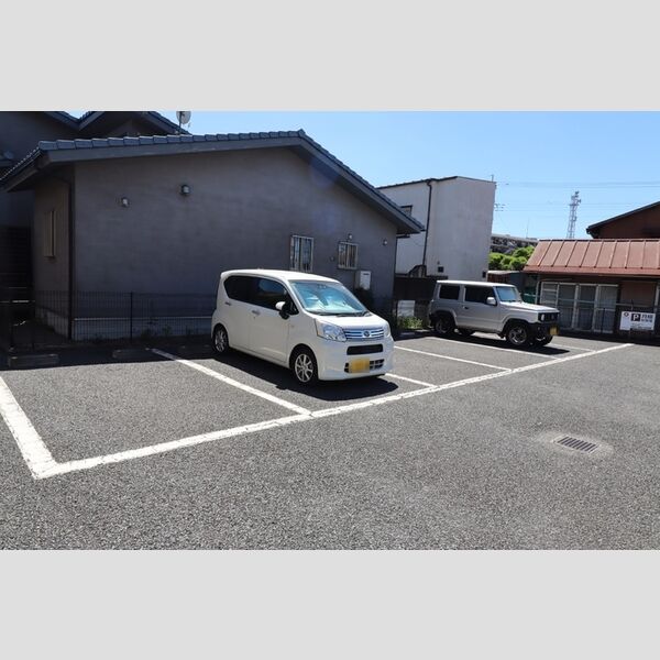 シルヴァンヒルズ302号室 駐車場