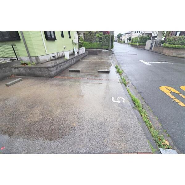 グローリー原宿B棟101号室 駐車場