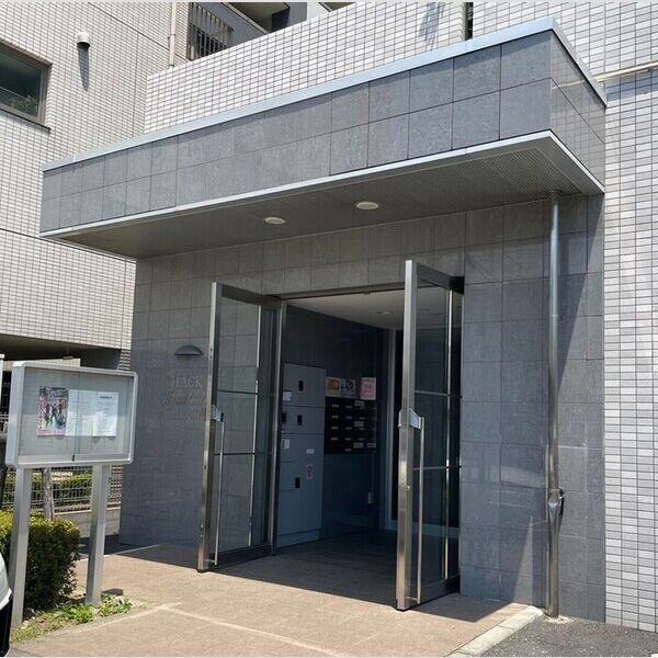 ハック北戸田クレシア エントランスと自治会掲示板