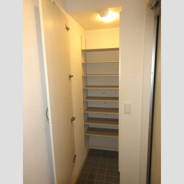 ブランドール高島平 玄関　シューズボックス