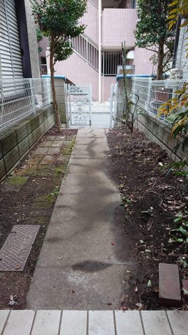 千歳台1丁目戸建て 道路からのアプローチはガーデニングや駐輪スペースに