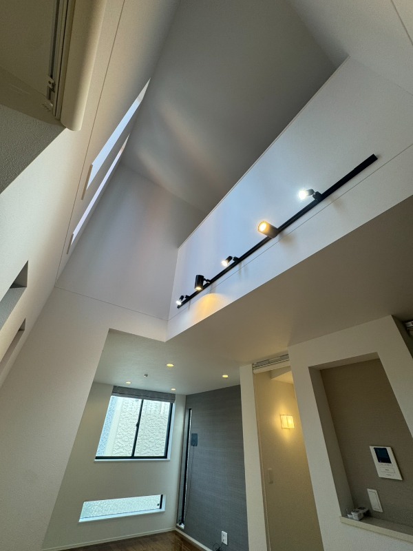 千駄ヶ谷5丁目戸建て 天井吹き抜け