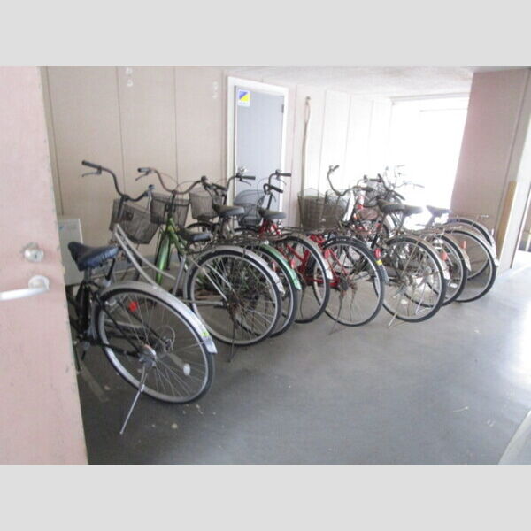 メゾンフローラ市川401号室 駐輪場