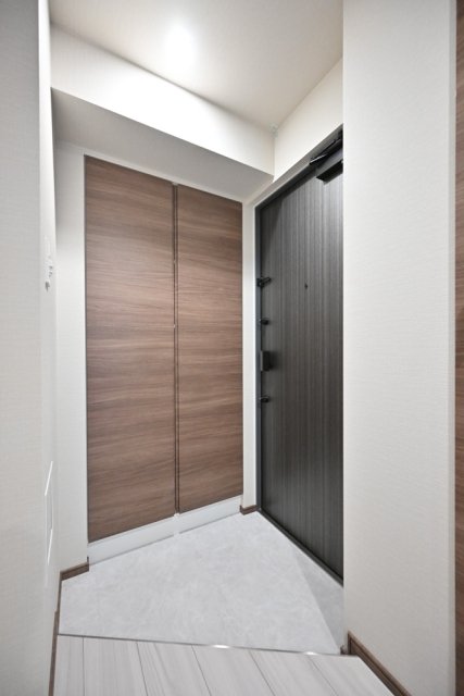 ＧＲＡＮＳＩＴＥ　ＮＡＫＡＭＥＧＵＲＯ6階 玄関