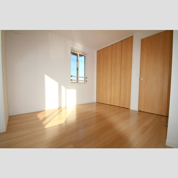 プランドールB302号室 西側洋室は2面採光で陽当たり良好!