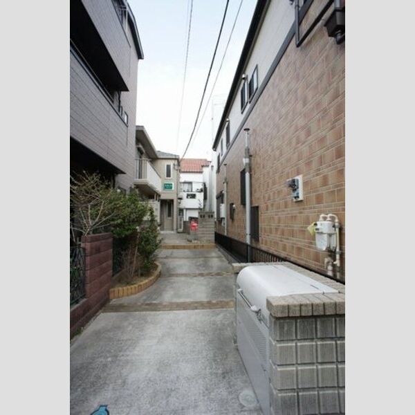 サザンカ 敷地内ゴミ捨て場