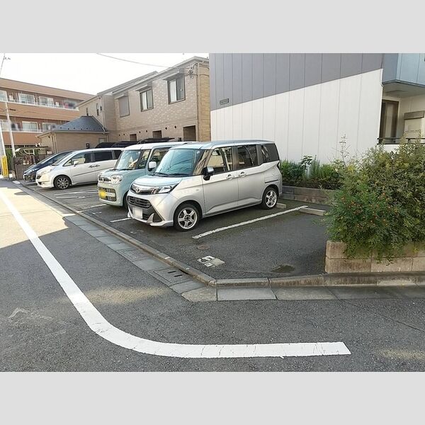トリヴァンベール蓮根101号室 駐車場