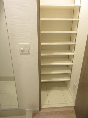 びゅうリエット横浜平沼904号室 シューズボックス　※別号室の参考写真です(現況優先・仕様違いの場合あり)