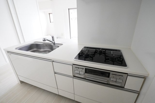 ブレシア新御徒町 システムキッチン（3口ガスコンロ・グリル付）