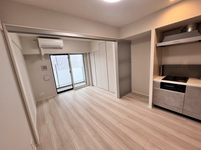 びゅうリエット横浜平沼903号室 室内：DKから洋室　※別号室の参考写真です(現況優先・仕様違いの場合あり)