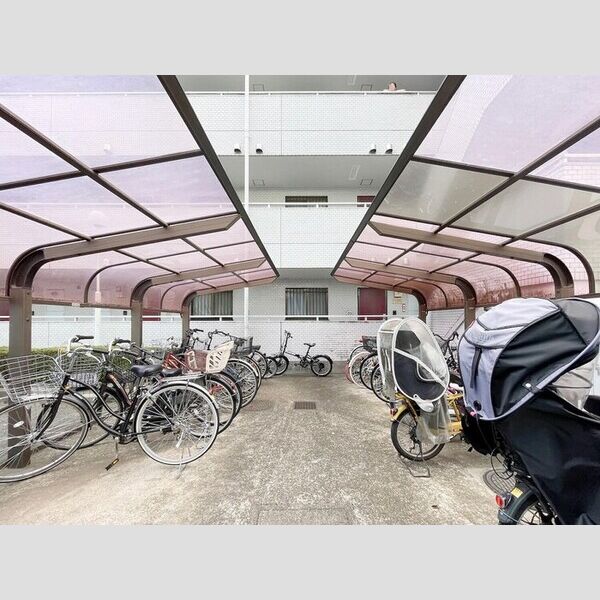 清水マンション 屋根付き駐輪場