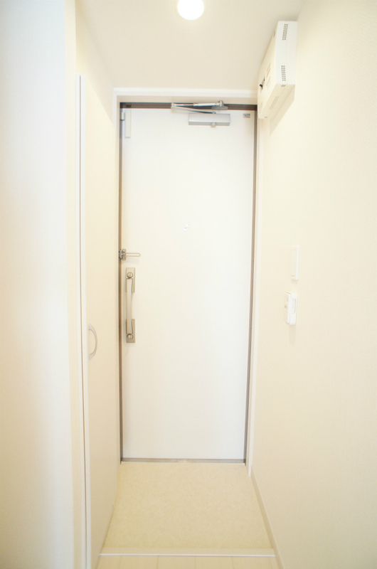 リブリ・踊場1階 玄関