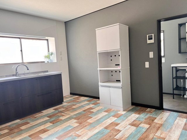 ODA-HOUSE 01 1階／キッチン別角度。（右の収納台は残置物）