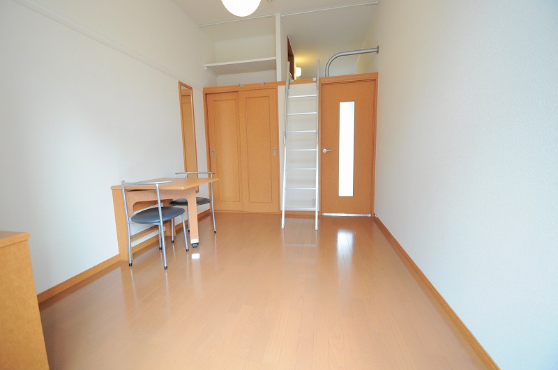 レオパレス原105号室 寝室