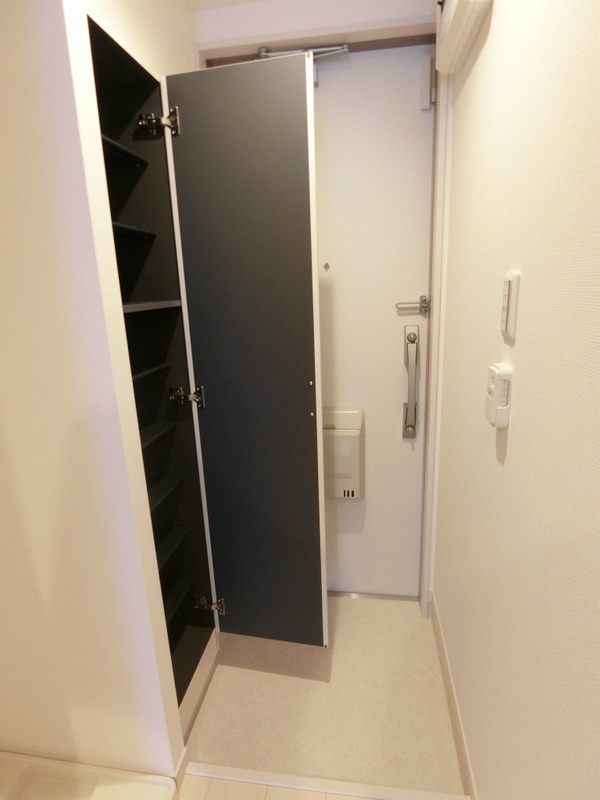 リブリ・Crest羽衣 玄関