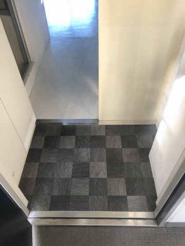 カーイング多摩 玄関