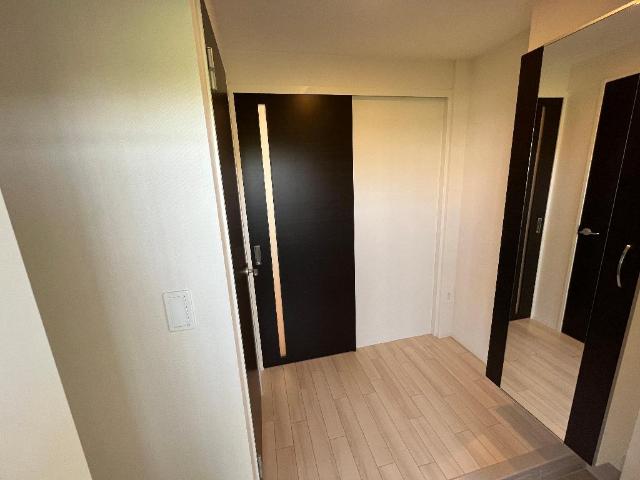 プレジ・マルトモ(ＰＲＥＳＩ・ＭＡＲＵＴＯＭＯ)105号室 玄関