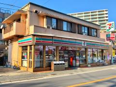 松戸市二十世紀が丘戸建 【コンビニエンスストア】セブンイレブン 松戸丸山店まで615ｍ