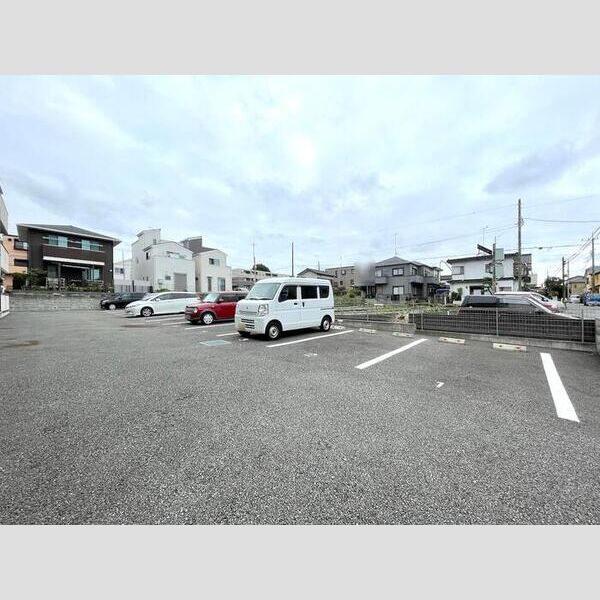 ポーロウニア横山 駐車場