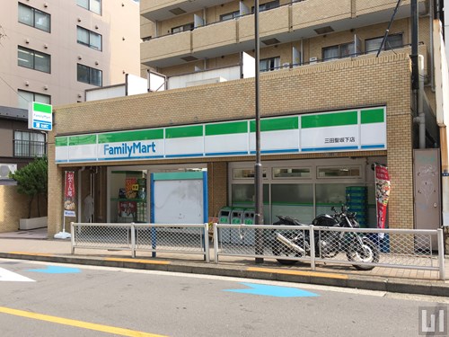 スカイコート三田慶大前 【コンビニエンスストア】ファミリーマート 三田聖坂下店まで526ｍ