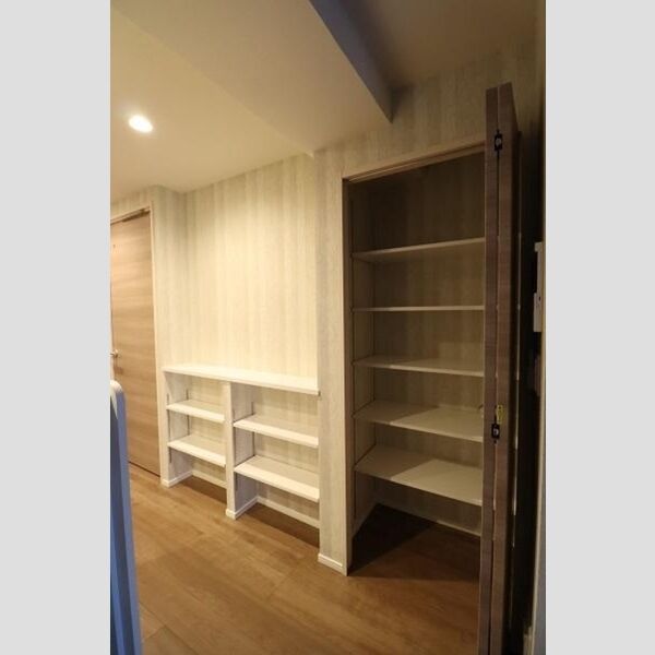 響409号室 キッチン横の収納