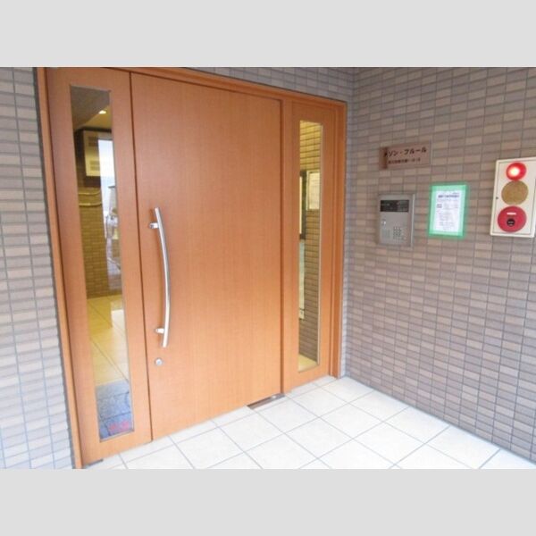 メゾン・フルール403号室 オートロック付きエントランス