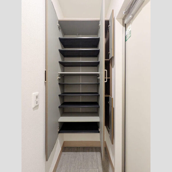 マーリエ　(1) 玄関