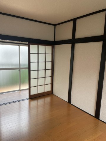 高石戸建 日当たりの良いリビングスペース