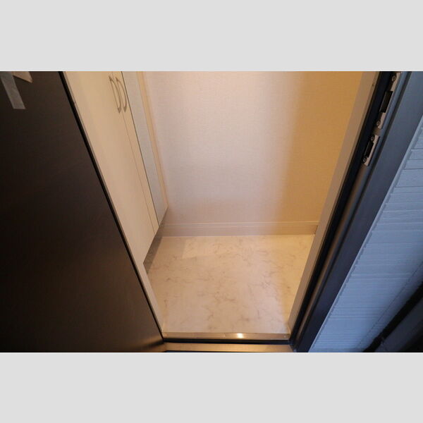 フロース江川 玄関