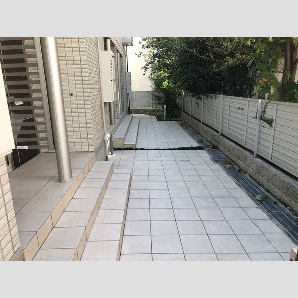 ヴェルドミール成城101号室 アプローチ