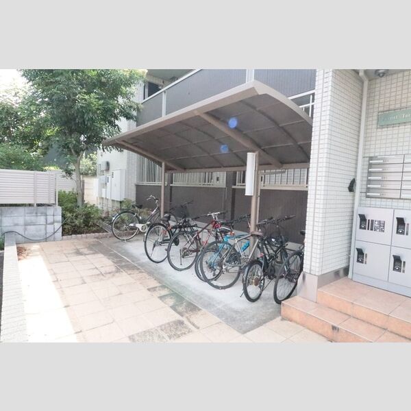 フォレストテラス大宮106号室 駐輪場