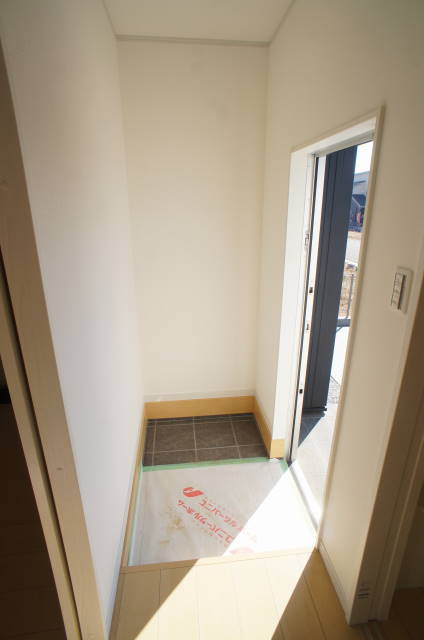 南生実町貸戸建２号棟 玄関