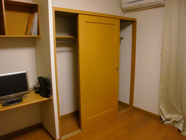 レオパレス中の島 衣類がたくさん掛けられる２面クローゼット