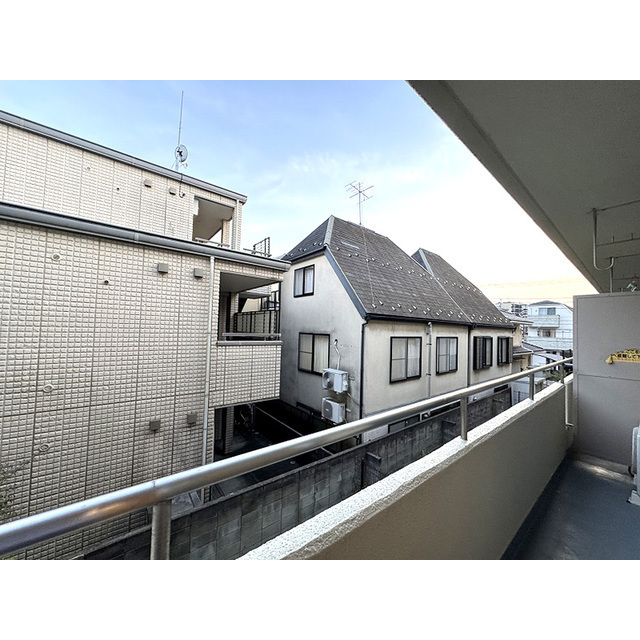 経堂サンハイツ202号室 陽当りの良い南向きバルコニー