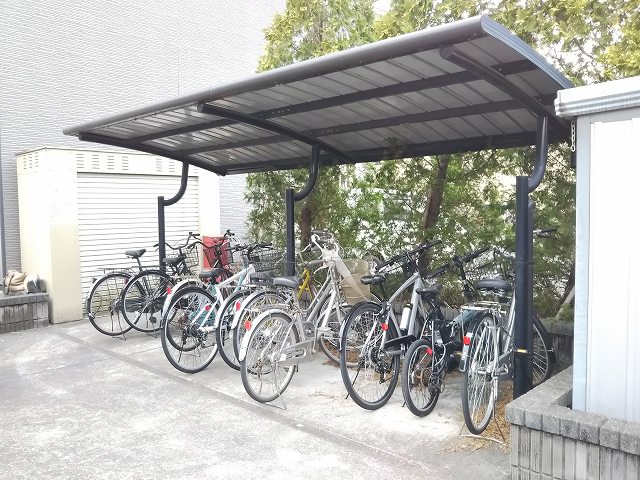 レオパレスアウロラ305号室 屋根付き駐輪場
