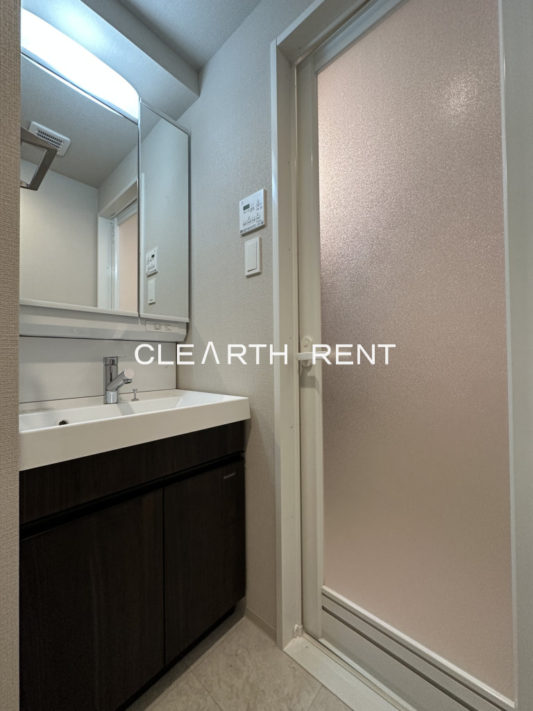 コンシェリア横濱 ＜ＳＨＩＮＫＯＹＡＳＵ＞ 鏡裏収納付きの独立洗面台