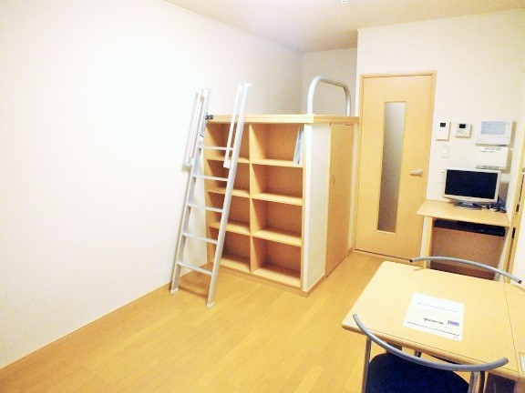 レオパレスライブラ303号室 ハイベッド付き、バッド下収納スペース付き